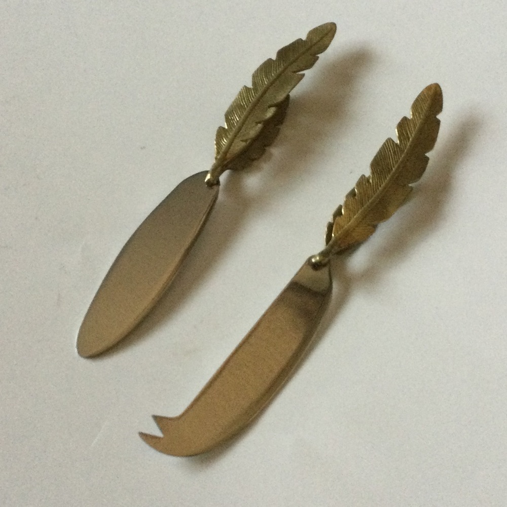 MICHAEL ARAM SET OF 2 FEATHER HANDLED CHEESE KNIVES NWT